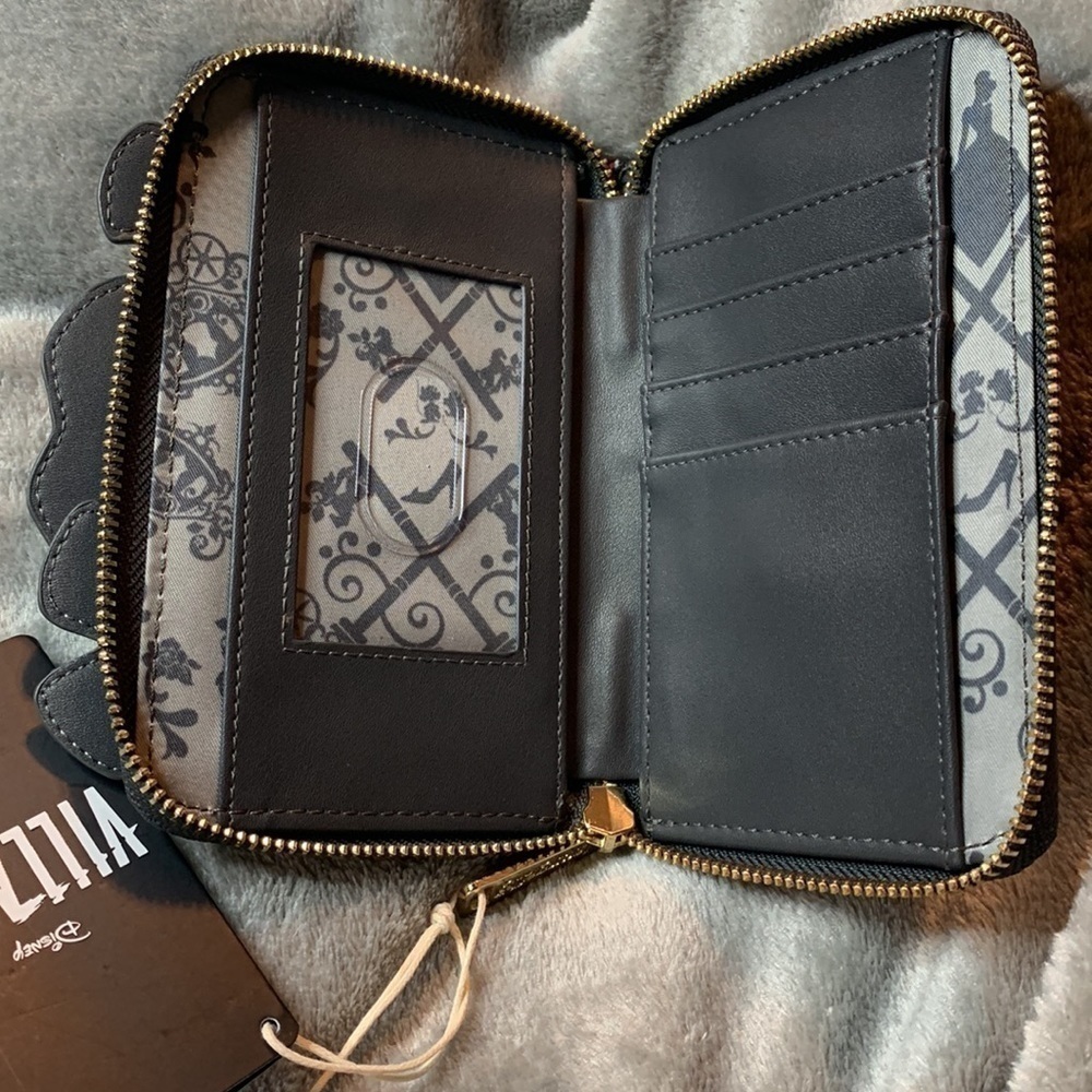 NWT 𝅺Evil Stepmother and Stepsisters Disney Loungefly Wallet - Picture 3 of 3